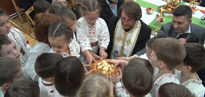 Svetosavski kolač lome predškolci vrtića Zeka Užice