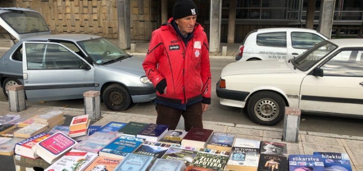 Profesor u penziji ulični prodavac knjiga