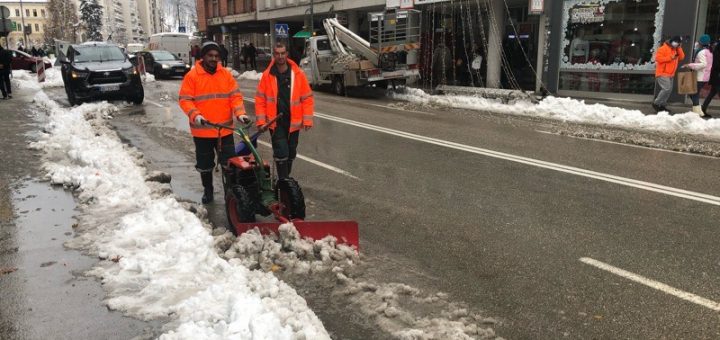 Čišćenje snega u Užicu na ulicama