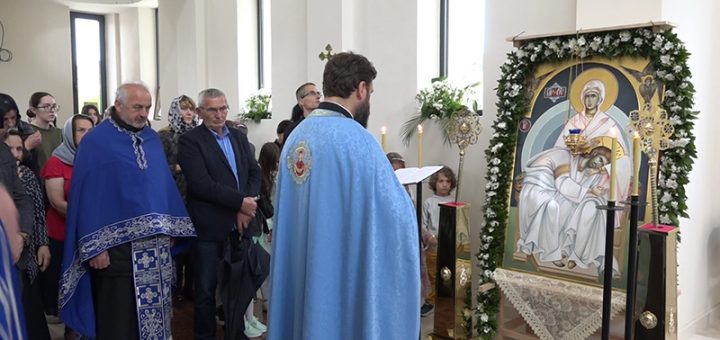 Ikona Bogorodice donešena u crkvu u Krčagovu