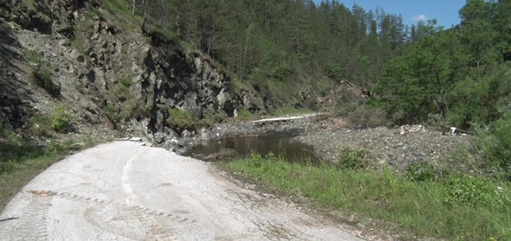 Uništen asfaltni put ka Semegnjevu