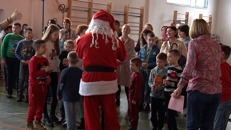 Dodela paketića deci iz škole Miodrag V. Matić