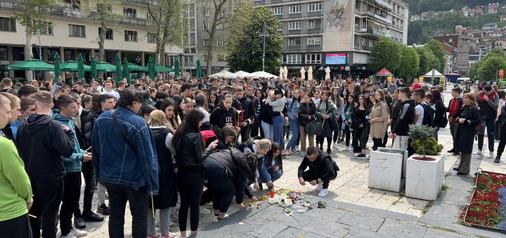 Okupljanje učenika na trgu povodom dva masovna ubistva u Beogradu